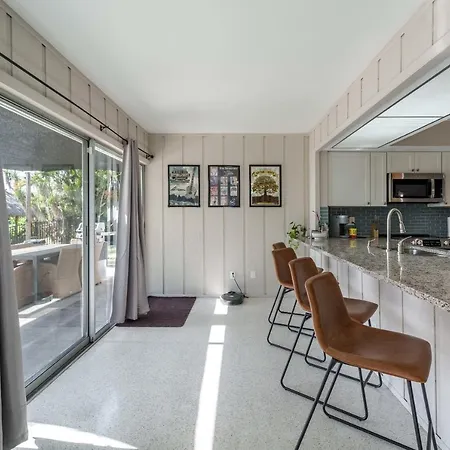 Stylish & Cozy Home Close To Downtown And 10Mins To Beach